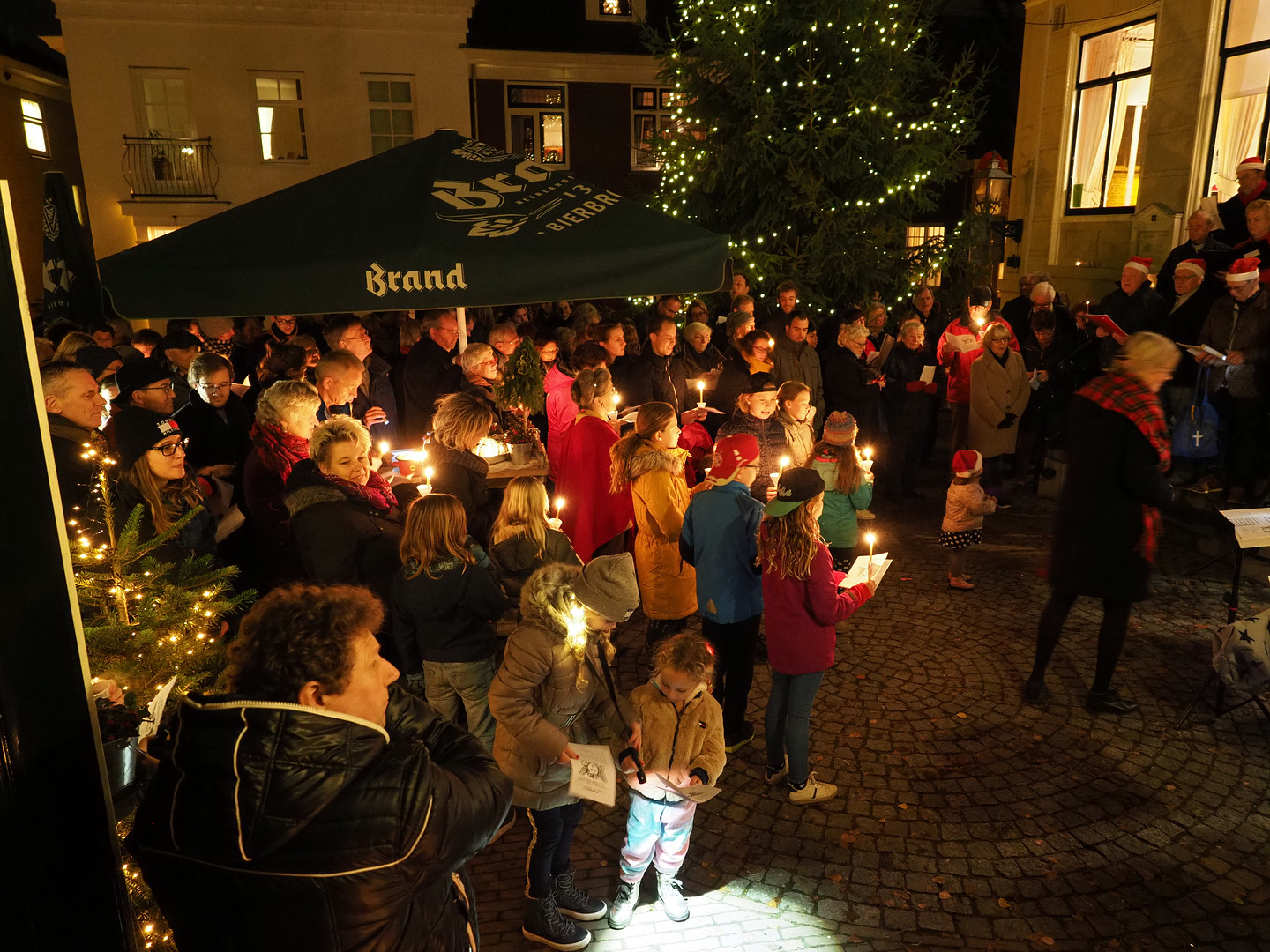 Kerstsamenzang bij de pomp